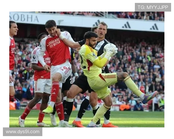 英超上半场拉亚波普神勇扑救阿森纳与纽卡斯尔互交白卷
